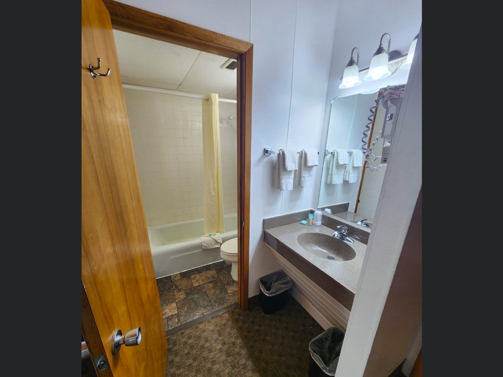 Lavabo, peinador y entrada al baño de la habitación doble